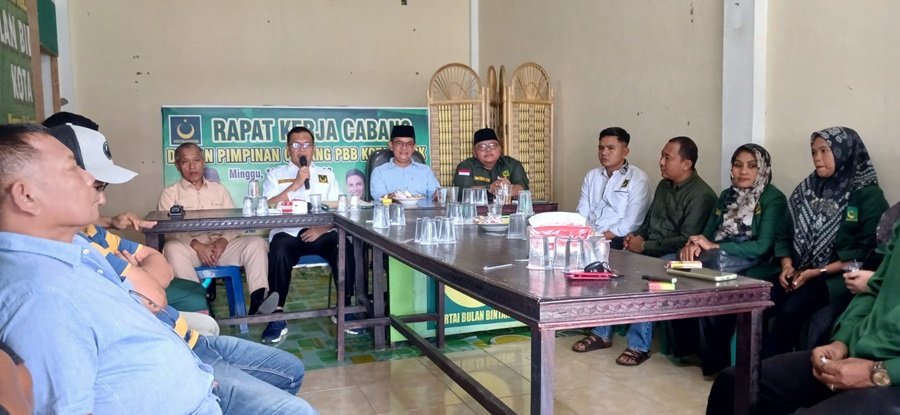 Nofi Candra disambut gembira oleh Ketua dan jajaran pengurus PBB Kota Solok saat mendaftar sebagai Bakal Calon Walikota Solok periode 2024-2029